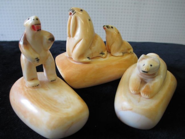 3 PIECES CARVED IVORY INUIT SEALS & BEARS: Antique 3 Piece lot of Inuit carved ivory animals statues . 1 seal group, polar bear , seated sleigh dog . Largest H 2.50