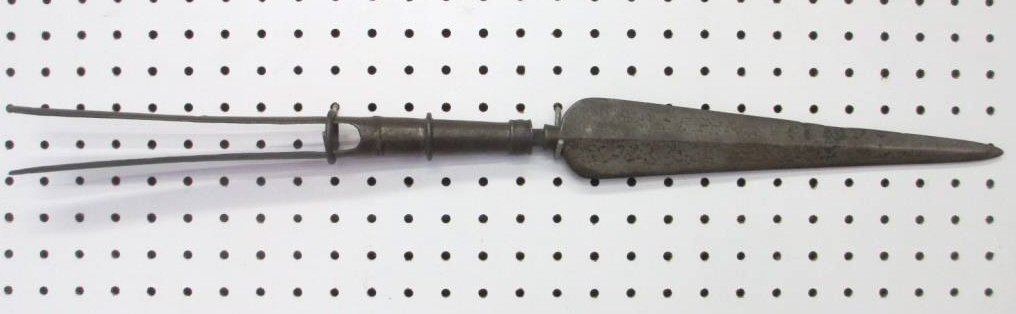 18TH CENTURY REVOLUTIONARY WAR SPEAR HEAD: 18th Century Revolutionary war trench spear head. L 26.50".