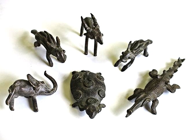 6 AFRICAN ASHANTI BRONZE GOLD WEIGHTS: 6 Antique African Ashanti bronze animal form weights used for weighing gold. Antelope, alligator, tortoise, 2 deer, elephant (leg absent)