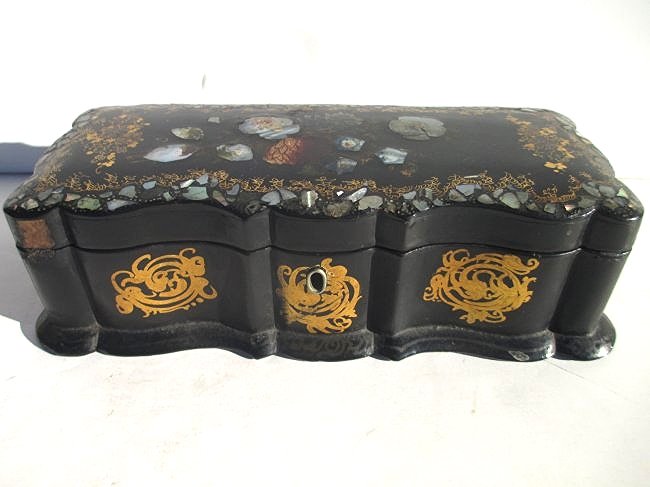 19TH C. CHINOISORIE PAPIER MACHE BOX: 19th Century Chinoiserie papier mache lidded lock box. Abalone inlay with hand gilt. H 3" x L 10"