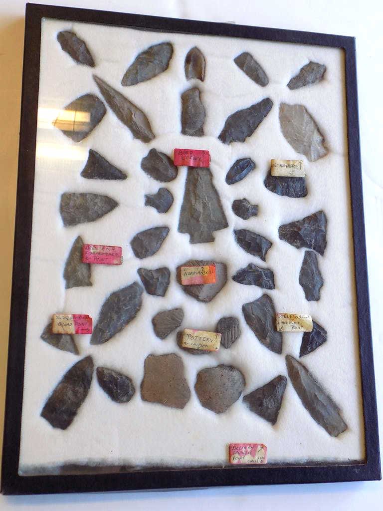 AMERICAN INDIAN PRIMITIVE ARROWHEADS LOT: American Indian Primitive hand chiseled stone arrowheads . Including Obsidian Flint , slate & others. 18 Piece Collection.
