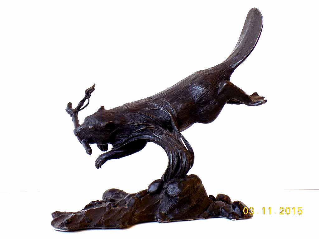 MALCOLM MACKENZIE - CANADIAN BEAVER BRONZE: Malcolm Mackenzie - Canadian 1932-2002 - The Canadian Beaver bronze sculpture . Signed & dated 1976. Gold info base plate Franklin Mint . H 8" x L 8"