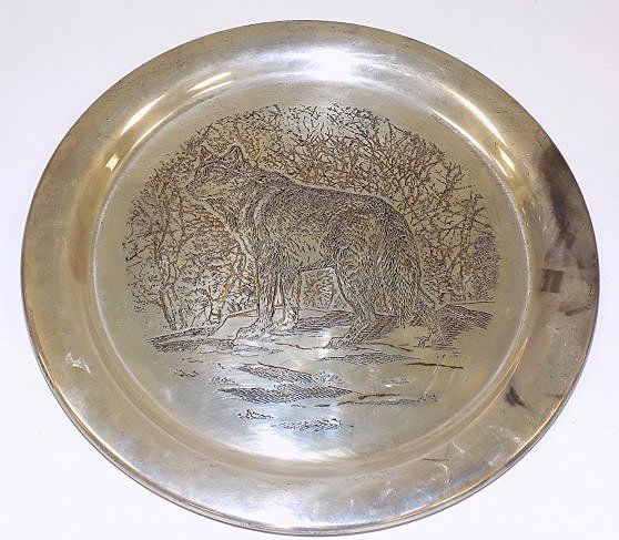 ROBERT JOHNSON - STERLING SILVER WOLF PLATE: Reed & Barton Limited Edition Solid Sterling Silver plate with 24k Gold Highlights. Designed by artist Robert Johnson for Harpers Magazine & The Fund For Animals. 11.04 Ozt D 9 1/2".