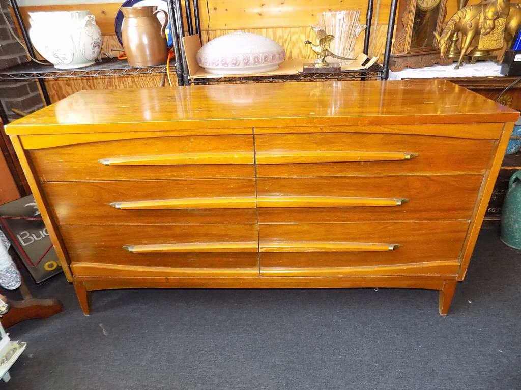 KROEHLER - MIDCENTURY DRESSER Kroehler - Midcentury (1 of 3)