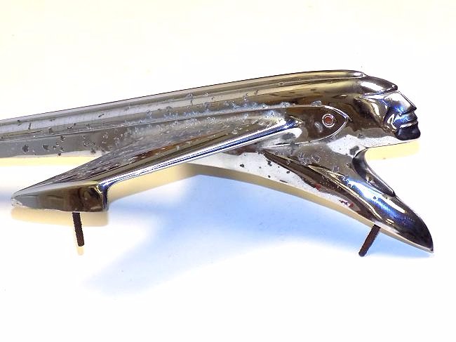 STREAMLINE ART DECO INDIAN HEAD CAR HOOD ORNAMENT: Antique chrome automobile car hood ornament with Art Deco streamlined Indian head. Probably for an early Buick. L 20"