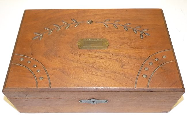 19TH CENTURY AMERICAN SEWING BOX (1 of 4)