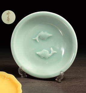 A Xiaofang Kiln Celadon Glazed Dish: Diameter:22.7 cm