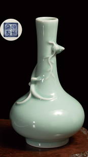 A Xiaofang Kiln Celadon Glazed "Dragon" Vase: Height:23.5 cm