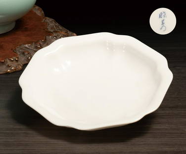 A Xiaofang Kiln White Glazed Floral-Rim Dish: Diameter:16 cm
