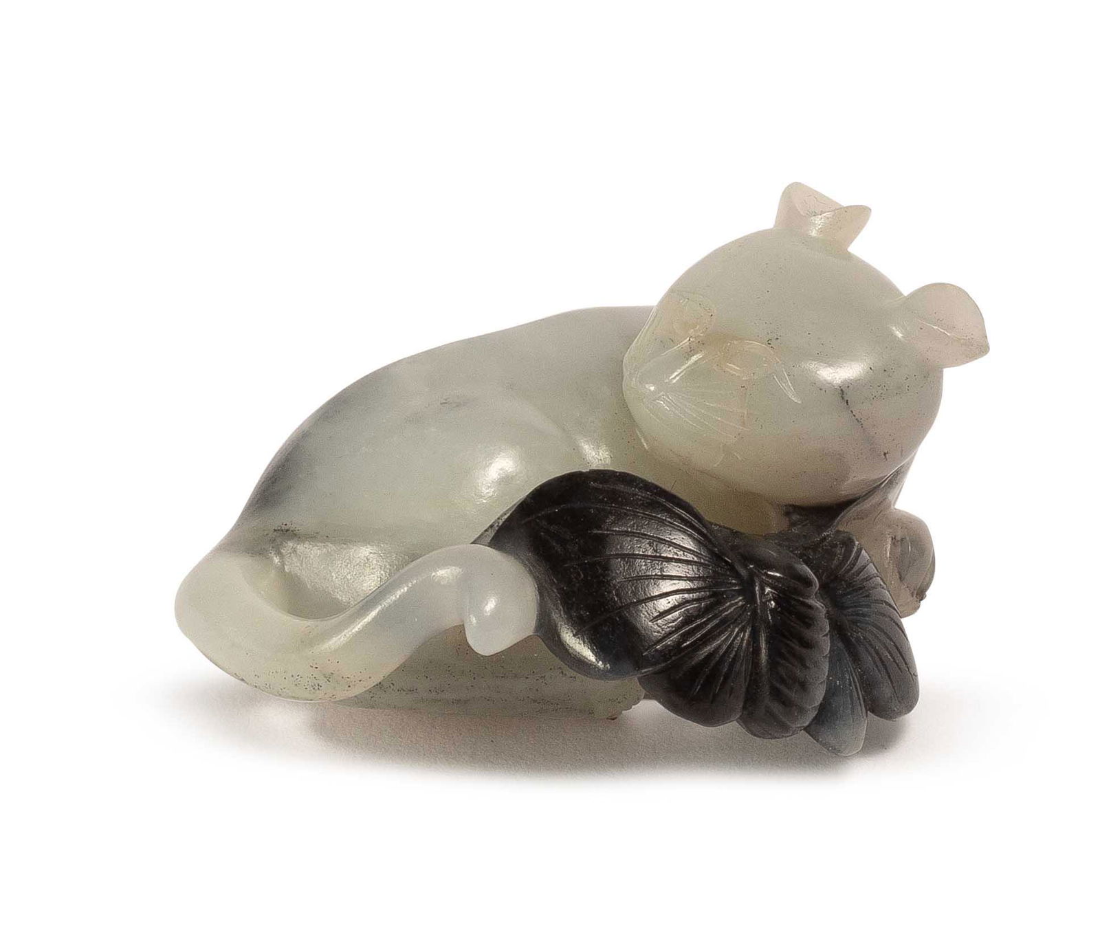 A BLACK AND WHITE JADE CAT AND BUTTERFLY: Length:5.5 cm