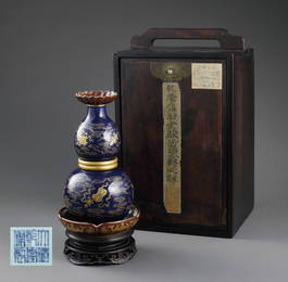 A RARE AND FINE GOLD PAINTED BLUE GLAZED DOUBLE GOURD VASE, QIANLONG PERIOD