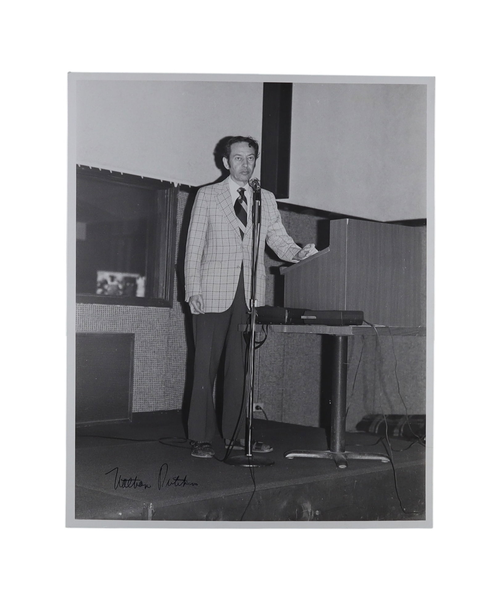Nathan Pritikin Signed Photograph at Lectern: Creator of the Pritikin Diet and Low Fat Nutrition (1 of 2)
