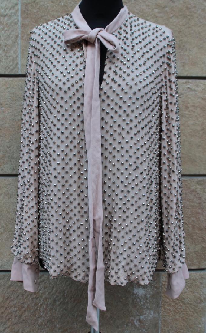 BRIONI?Chemisier en soie rose poudre orné de cabochons: BRIONI?Chemisier en soie rose poudre orné de cabochons sphériques sur les manches et le devant. Taille 40. Bon état