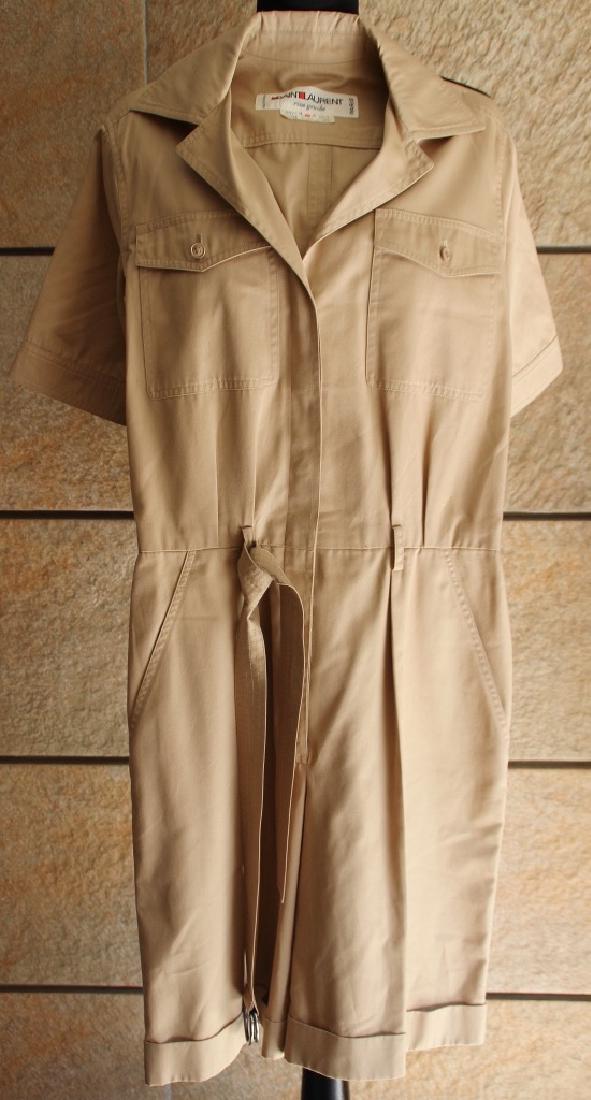 SAINT LAURENT Rive: SAINT LAURENT Rive gaucheCombinaison short saharienneen toile beige, ceintureTaille 40Vers 1970/80Etat d'usage