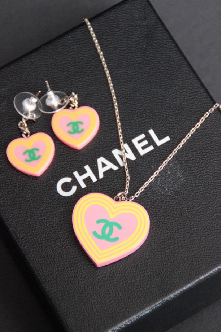 CHANEL
Parure en PVC composée d'un collier avec pendent (1 of 2)