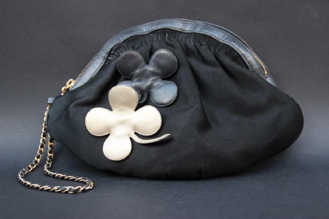 CHANEL
Pochette bourse en satin noir, deux fleurs en cu (1 of 1)