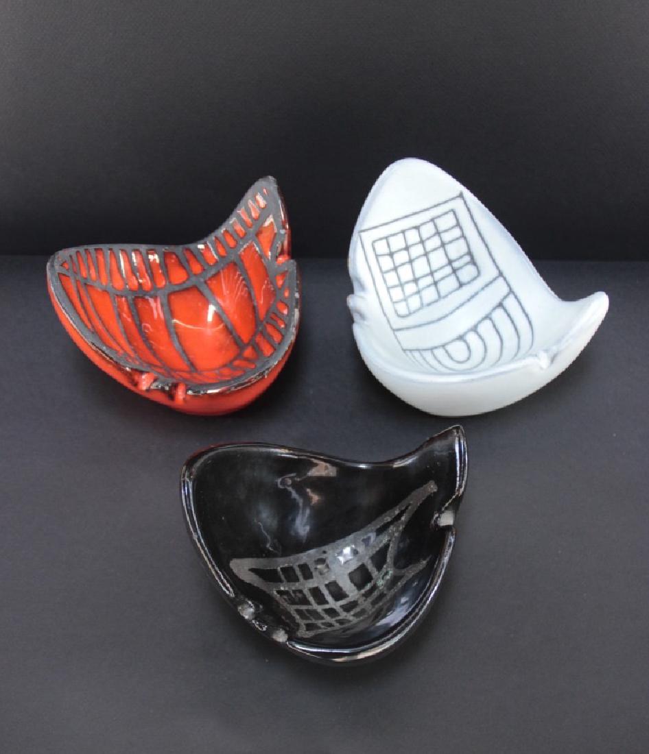 Roger CAPRON: Roger CAPRON (1922-2006)Ensemble de trois cendriers en céramique à décor incisé de couleur blanc, noir et orange .Signé sous le blanc et le orange10 x 13 x 11 cm