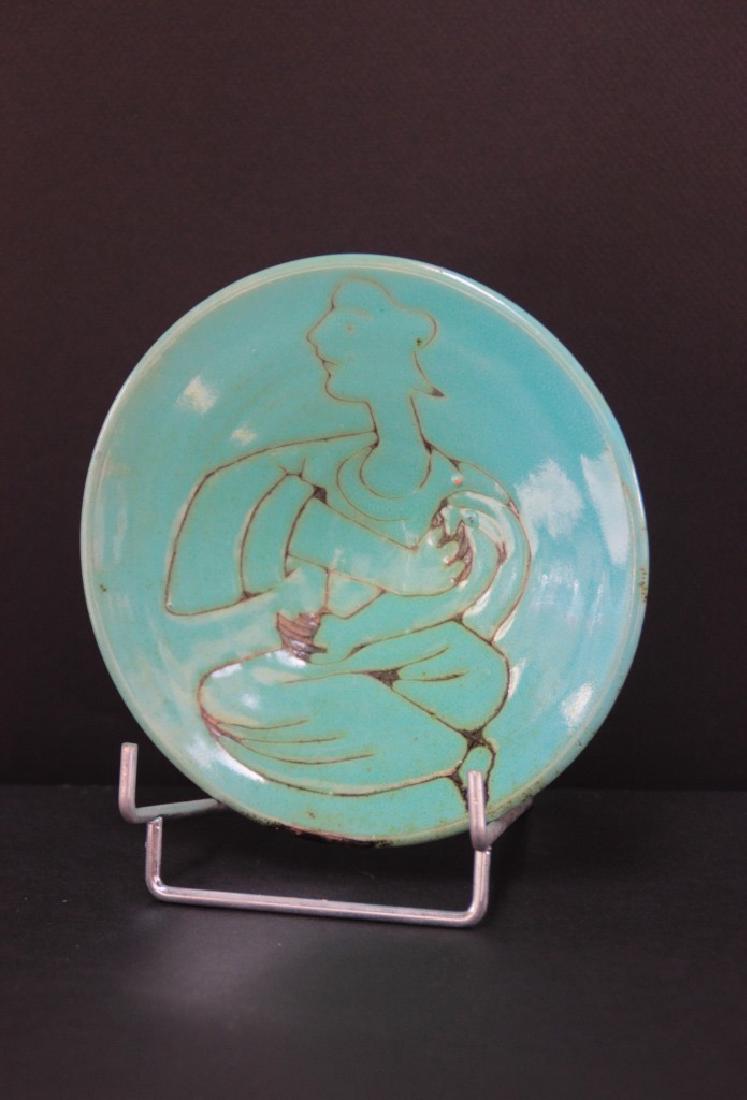 Roger CAPRON: Roger CAPRON (1922-2006)Coupelle en céramique vernissée bleu à décor d'un personnageD : 15,5 cm