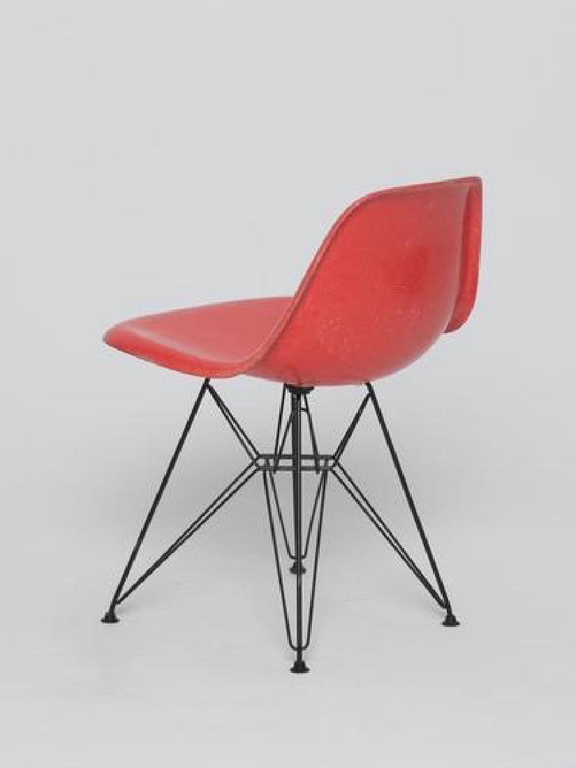 Charles EAMES: Charles EAMES (1907-1978)Ensemble comprenant six chaises modèle DSR.Assise en polypropylène rougeCoque chaise Lafonda orange1950Ed. Herman Miller