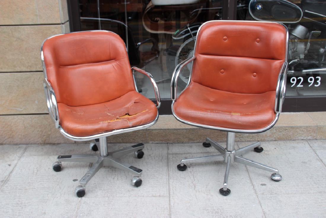 Charles POLLOCK (1930-2013) - Édition Knoll: Charles POLLOCK (1930-2013) - Édition Knoll International Deux fauteuils de bureau création 1965. Piètement cinq branches en fonte d'acier, aluminium extrudé, revêtement en cuir havane capitonné