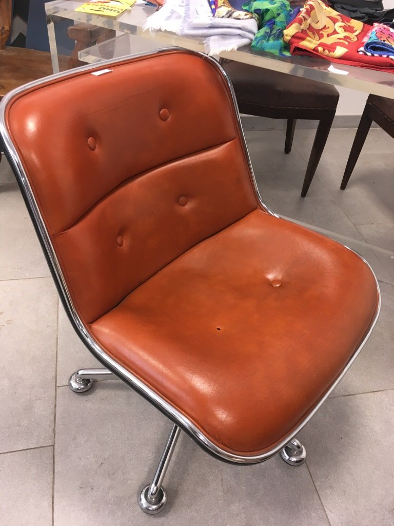 Charles POLLOCK (1930-2013) - Édition Knoll: Charles POLLOCK (1930-2013) - Édition Knoll International Paire de chaises de bureau création 1965. Piètement cinq branches à roulettes en fonte d'acier, aluminium extrudé, revêtement en cuir ha