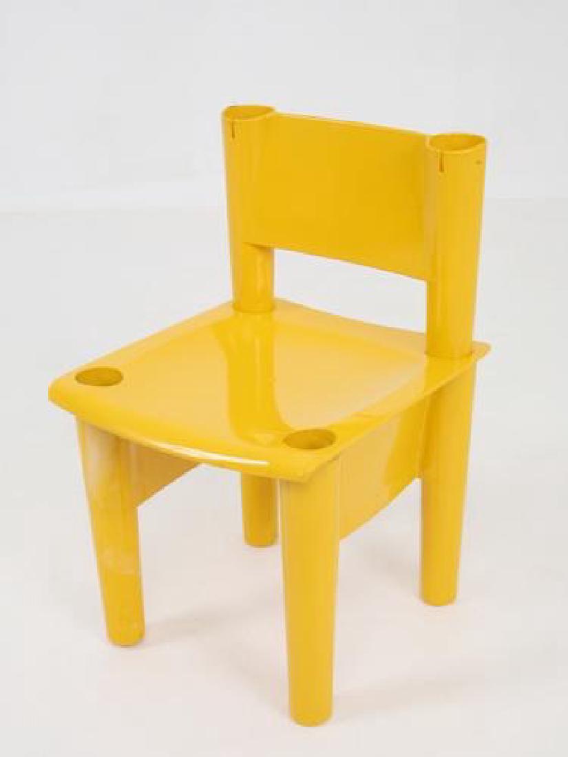 DE PAS / D'URBINO / LOMAZZI: DE PAS / D'URBINO / LOMAZZI Ensemble de six chaises modèle Chica pour enfant.1970ABS jaune50 x 31 x 33 cm