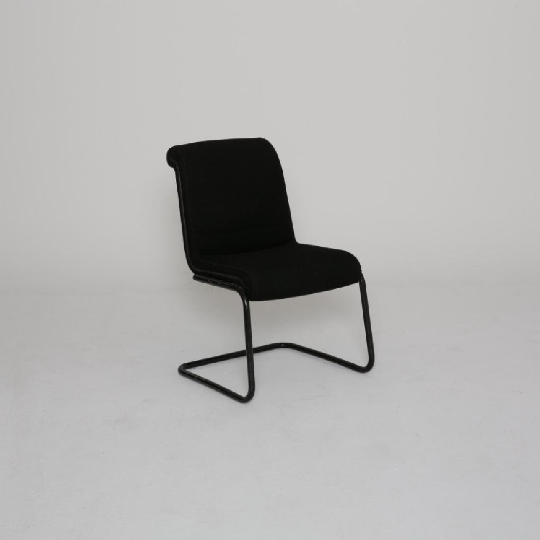 RICHARD ZAPPER: RICHARD ZAPPER (1932-2015)Ensemble de six chaises en métal et tissu noir.1980L:57 H:90 P:70 cm