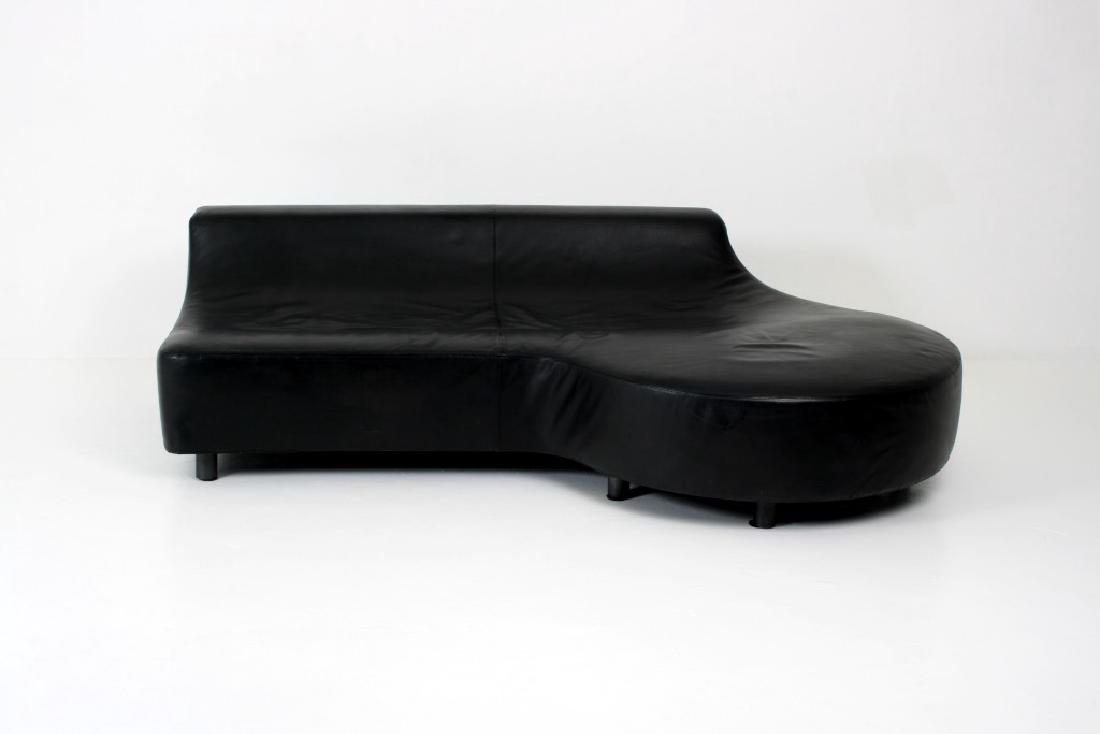 RODOLFO DORDONI (né en: RODOLFO DORDONI (né en 1954)Canapé? modèle Hokney2003Cuir noirEd. MinottiL:224 H:65 P:136 cm