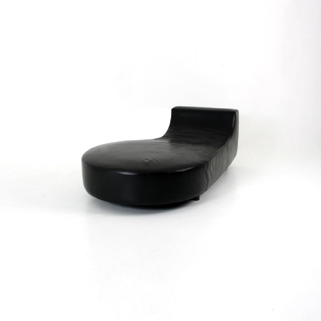 RODOLFO DORDONI (né en: RODOLFO DORDONI (né en 1954)Chaise longue 2003Cuir noirEd. MinottiL:180 H:64 P:115 cm