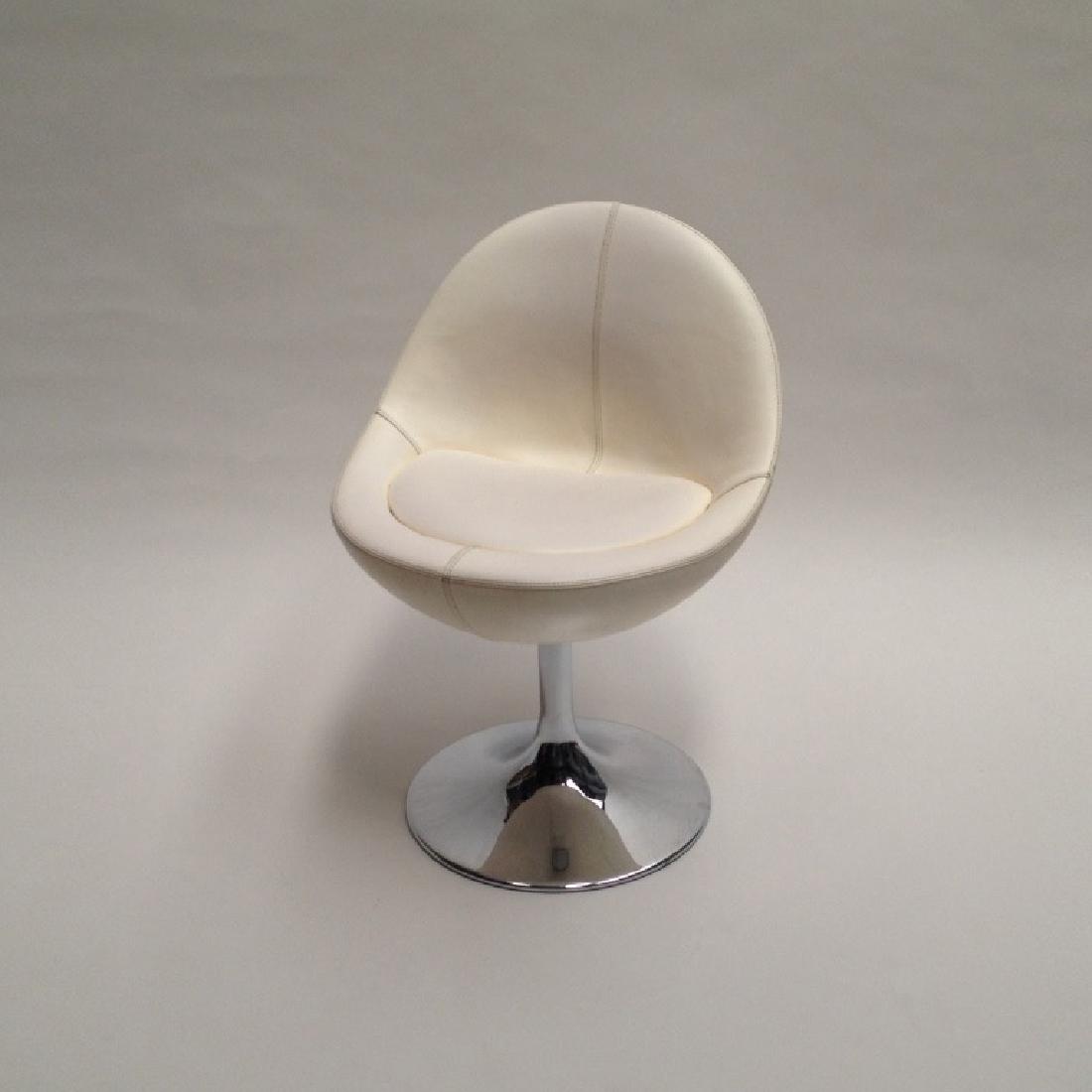 ANONYME Paire de chaises en vinyle et métal 2010 L:50 H: ANONYMEPaire de chaises en vinyle et métal2010L:50 H:76 P:50 cm