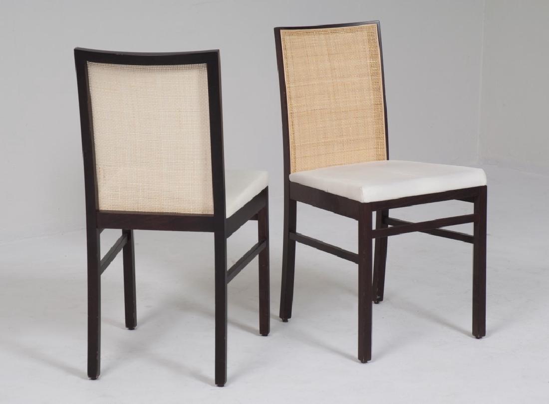 ENRICO FRANZOLINI (né en: ENRICO FRANZOLINI (né en 1952)Paire de chaises modèle IndiaBois, osier tressé et tissu blanc1997Ed. CrassevigL:42 H:86 P:50 cm