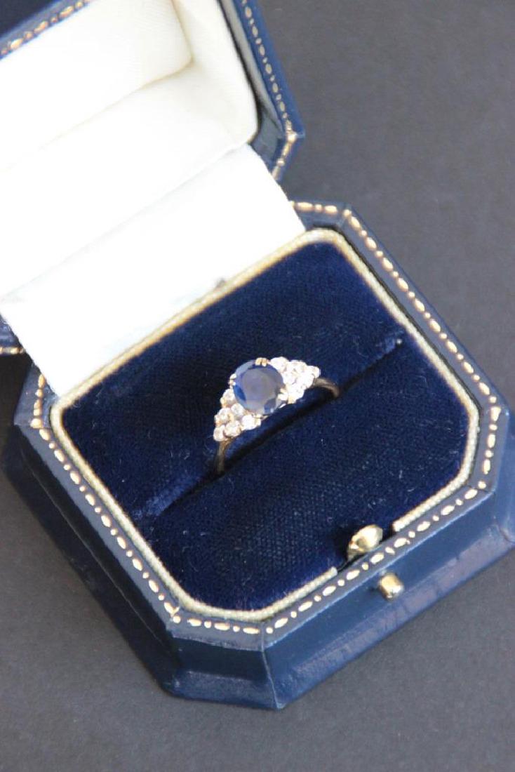 Bague en or jaune 18k ornée d'un important saphir ovale (1 of 1)