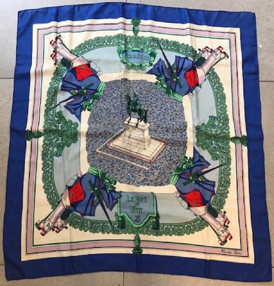 HERMES Carré en soie imprimée et titré "Versailles- Le: HERMES Carré en soie imprimée et titré "Versailles- Le pavé du Roy", bordure bleu Etat d'usage(déchirures)