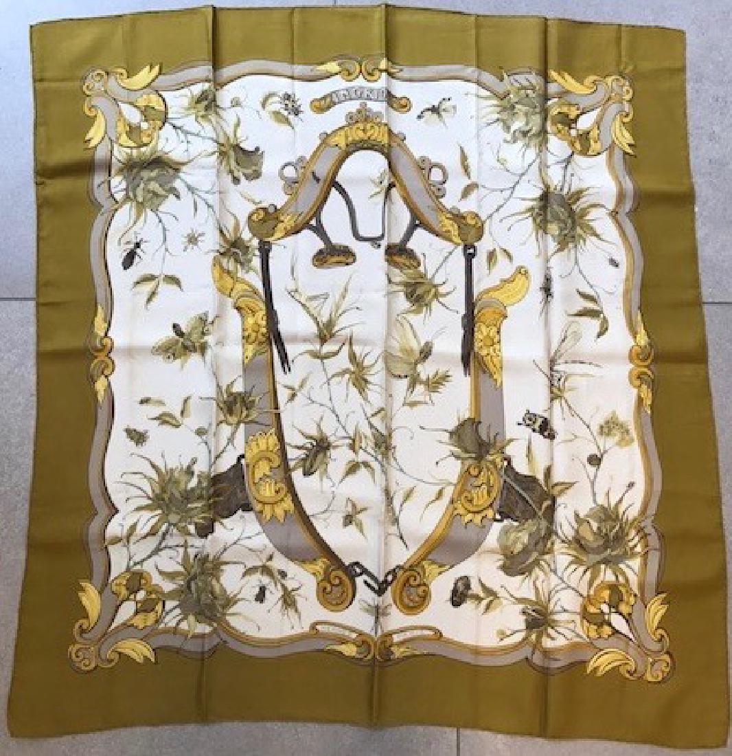 HERMES Carré en soie imprimée et titré "Ingrid",: HERMES Carré en soie imprimée et titré "Ingrid", bordure moutarde Etat d'usage(légères tâches d'humidité)