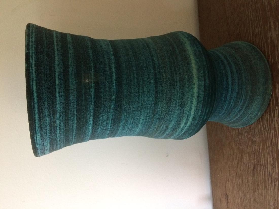 ACCOLAY, vers 1965 Vase cornet sur piédouche en: ACCOLAY, vers 1965 Vase cornet sur piédouche en céramique émaillée bleu nuancé formant des anneaux dit GITANE. Signé. 38,5 x 18,5 cm Vendu sur désignation