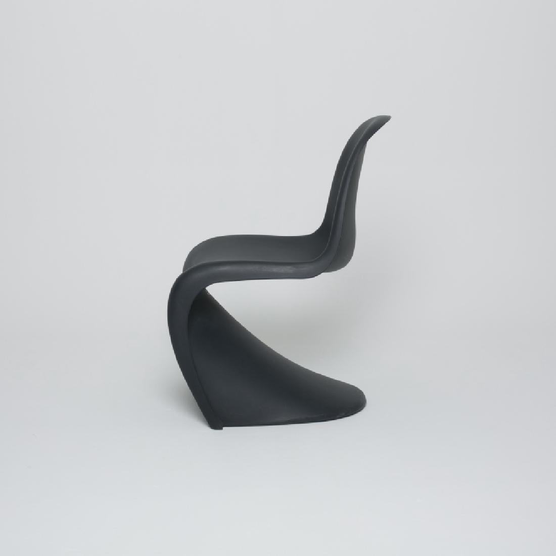 VERNER PANTON (1926-1998) Lot de quatre chaises S-chair: VERNER PANTON (1926-1998) Lot de quatre chaises S-chair Polypropylène noir Ed. Vitra 83 x 50 x 53 cm Vendu sur désignation