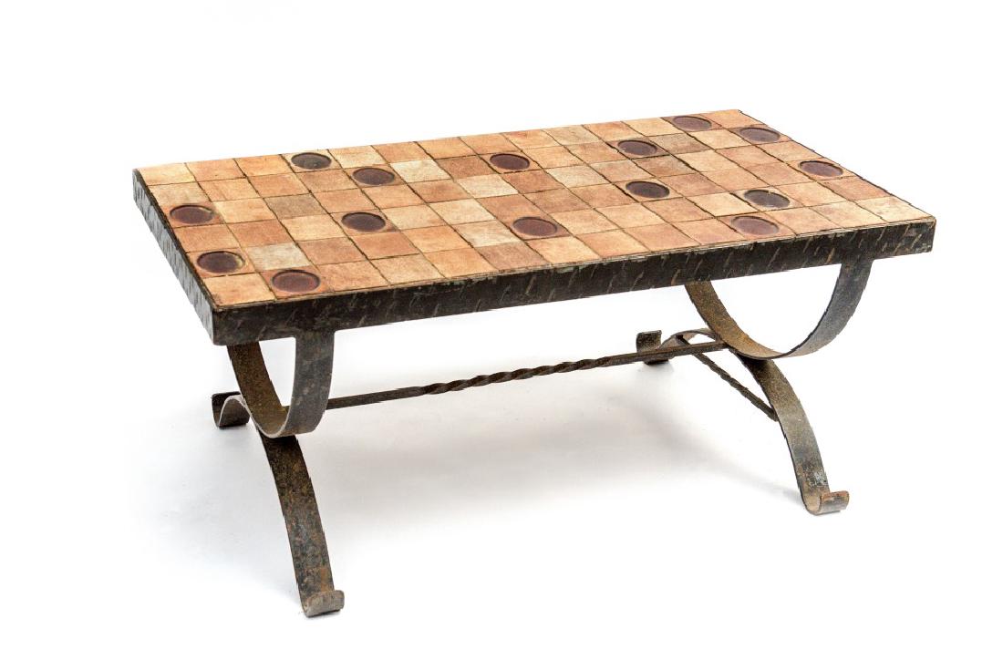 Roger CAPRON (1922-2006) Table basse rectangulaire à: Roger CAPRON (1922-2006) Table basse rectangulaire à plateau garni de carreaux de céramique emmaillés bruns à motif d'ovales, piètement en métal (oxydé) 46 x 104 x 56 cm