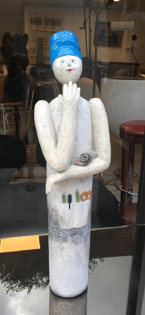 CLEM (1982) Le grand couturier: CLEM (1982) Le grand couturier Sculpture en raku émaillé polychrome sur base en métal H : 67 cm N.B: Formée par le regretté Roger Capron, célèbre artiste de Vallauris, Clémence Dancoisne dite