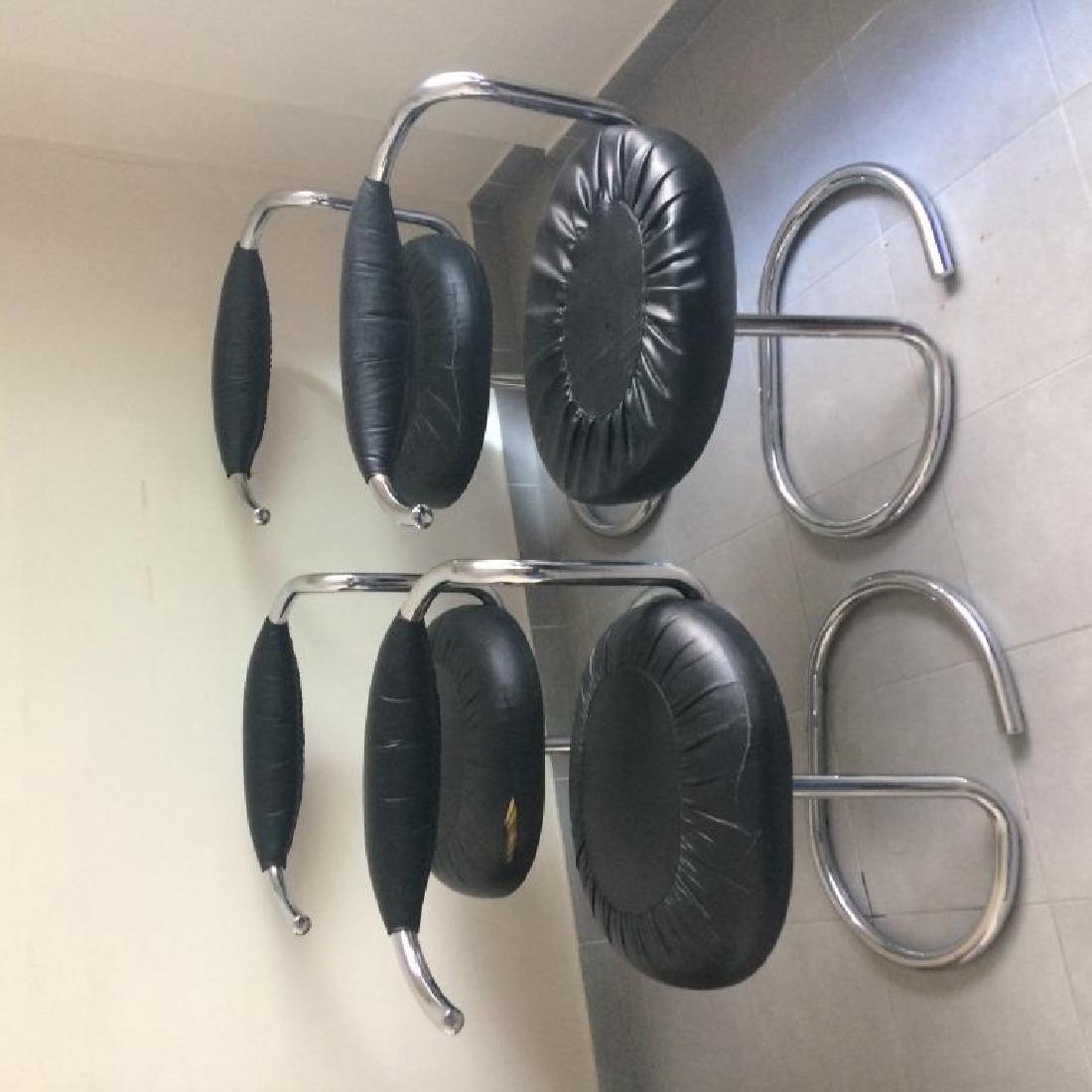 Giotto STOPPINO (1926-2011), 1970 Suite de 4 chaises: Giotto STOPPINO (1926-2011), 1970 Suite de 4 chaises modèle COBRA en tube de métal chromé et moleskine noir. 80 x 58 x 43 cm Une assise refaite, une assise déchirée (Vendu sur désignation)