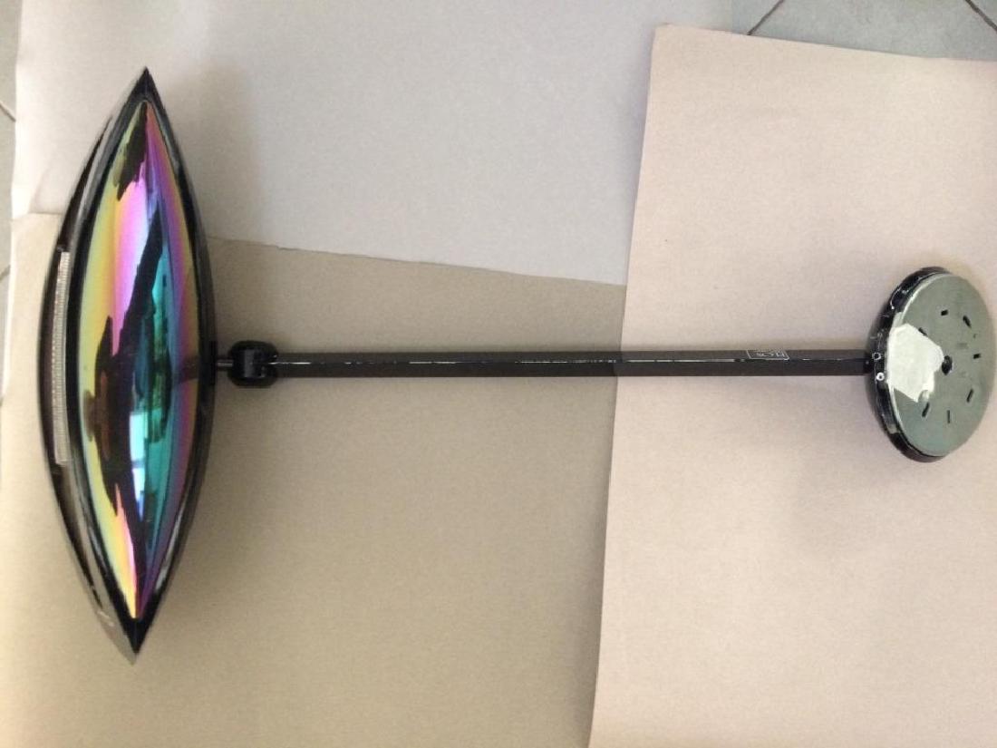 Fabio Lombardo (XX)ed FLOS, 1989 AppliqueOEIL en métal: Fabio Lombardo (XX)ed FLOS, 1989 AppliqueOEIL en métal laqué bleu électrique époxy,à double cache-ampoules oblongue à 2 réflecteurs en verre irisé, disposé sur un bras profilé à platine de