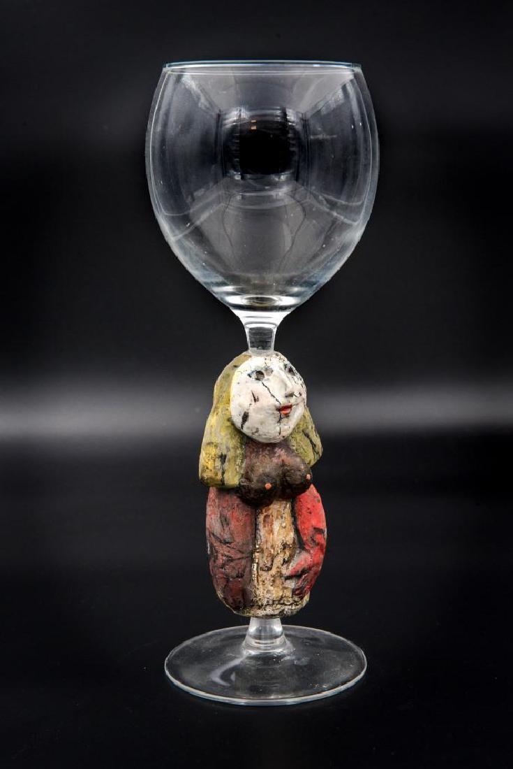 Roger CAPRON (1922-2006) Verre à pied à décor d'un: Roger CAPRON (1922-2006) Verre à pied à décor d'un personnage féminin en terre chamotée vernissée polychrome sur le fût Signé R.CAPRON au dos H : 23 cm