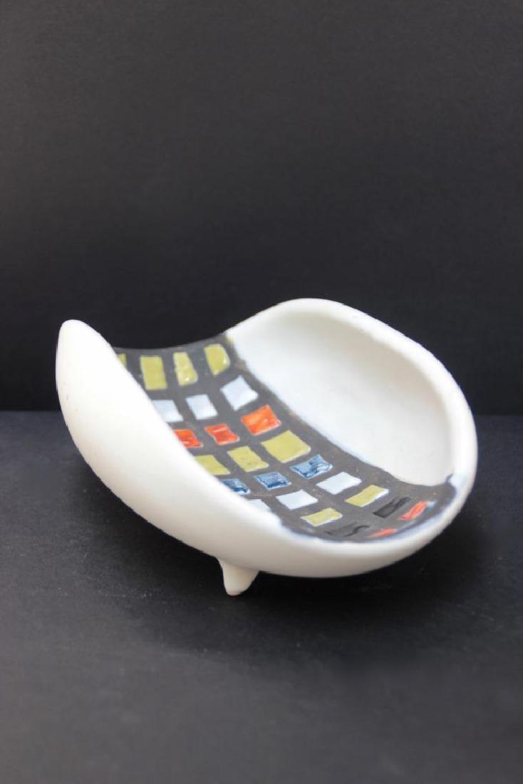 Roger CAPRON (1922-2006) Coupe tripode en faïence: Roger CAPRON (1922-2006) Coupe tripode en faïence émaillée blanche à décor géométrique polychrome - 1947 Signé et daté en dessous 6 x 19 x 11 cm