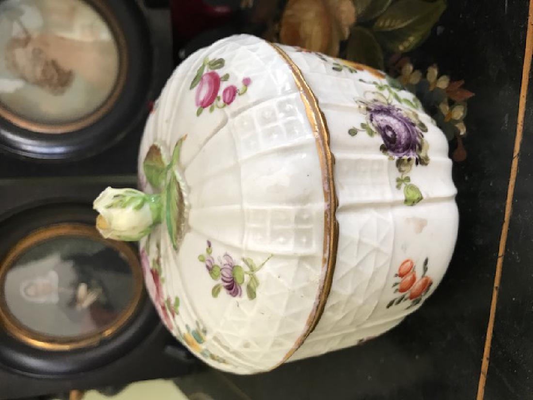 Petit pot couvert en porcelaine de Saxe  Marque en (1 of 1)