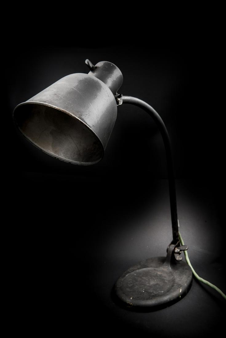 Travail des années 50/60 Lampe d'atelier à poser en: Travail des années 50/60 Lampe d'atelier à poser en fonte de fer laqué noir mat H : 45 cm