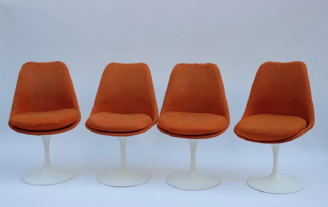 Eero SAARINEN (1910-1961) - Edition Knoll international: Eero SAARINEN (1910-1961) - Edition Knoll international - vers 1965 Suite de 4 chaises modèle Tulipe en entièrement couverte de drap de laine orange 80 x 49 x 47 cm Deux avec le tissu légèrement a