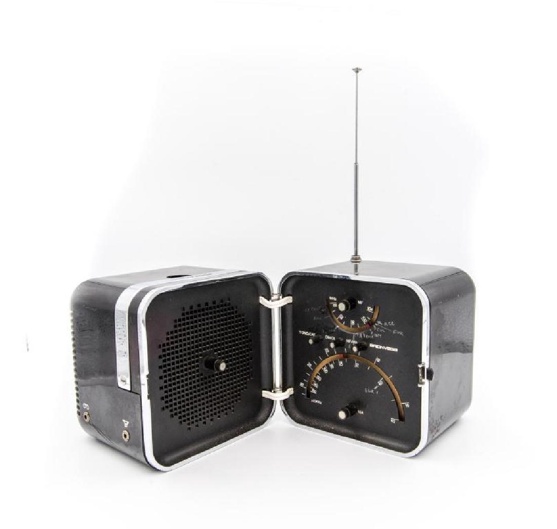 Marco ZANUSO (né en 1916) & Richard SAPPER (né en 1932): Marco ZANUSO (né en 1916) & Richard SAPPER (né en 1932) pour BRIONVEGA Poste radio modèle TS 505, portable et pliable, en ABS noir et métal Modèle créé en 1964 22 x 13 x 12 cm