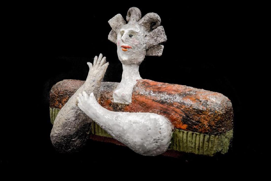 Roger CAPRON (1922-2006) La colonelle Sculpture en: Roger CAPRON (1922-2006) La colonelle Sculpture en terre chamotée émaillée. Signé en dessous 28 x 40 x 14 cm Avec certificat de l'artiste