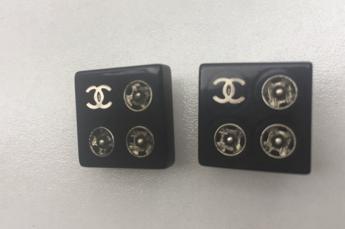 CHANEL Paire de boucles d’oreilles,  carré en résine (1 of 4)
