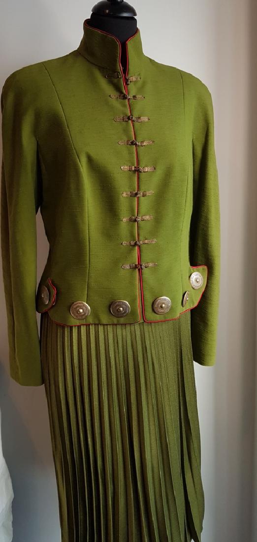 CHRISTIAN DIOR Tailleur en soie verte composé d’une (1 of 5)