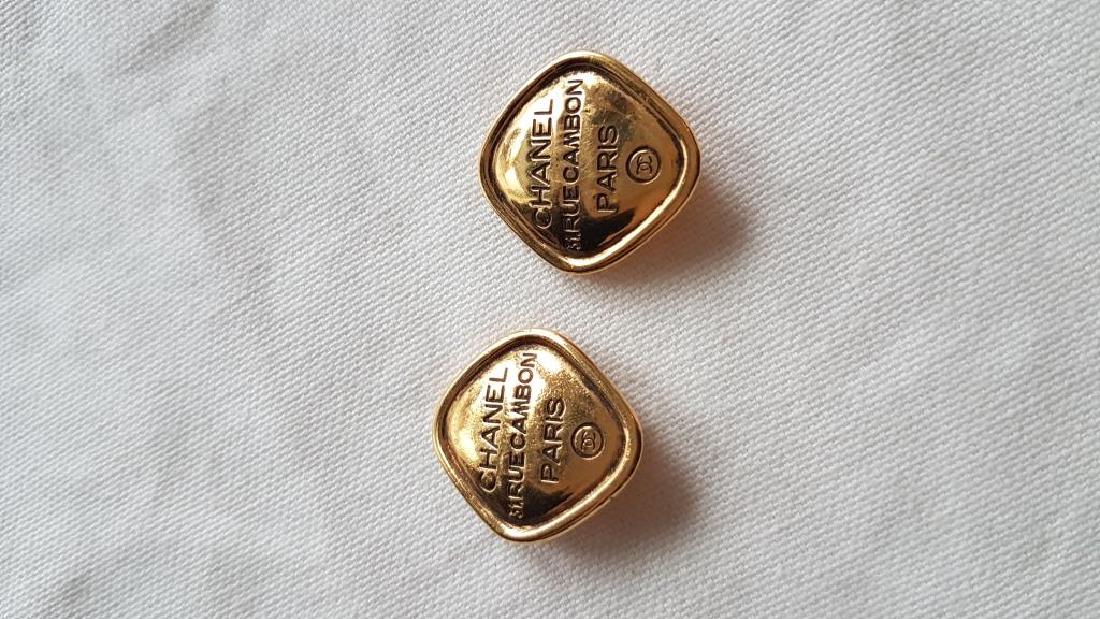 CHANEL  Paire de boucles  d’oreilles clips en métal (1 of 3)